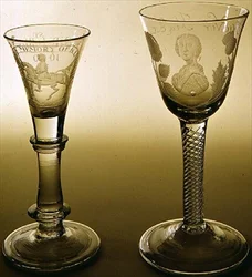 Van links naar rechts: Hannoveriaans glas ter herdenking van de Slag aan de Boyne, 1690; Jacobitisch glas gegraveerd met portret van Bonnie Prince Charlie